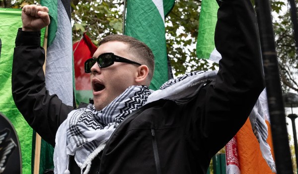 Mo Chara, de Kneecap, absuelto de cargos de terrorismo
