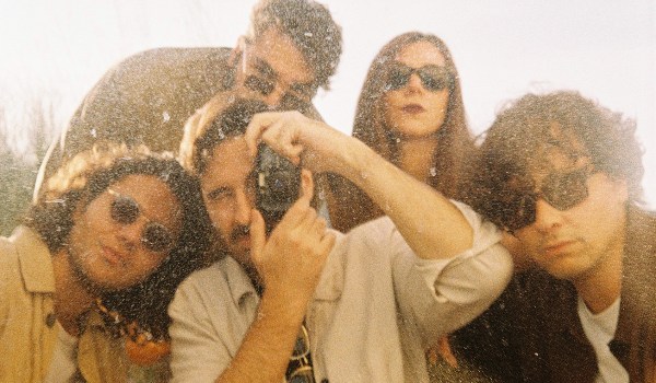 ‘Camino Corto’, el nuevo video lyric de Extraños Pasajeros que desnuda el alma del escenario