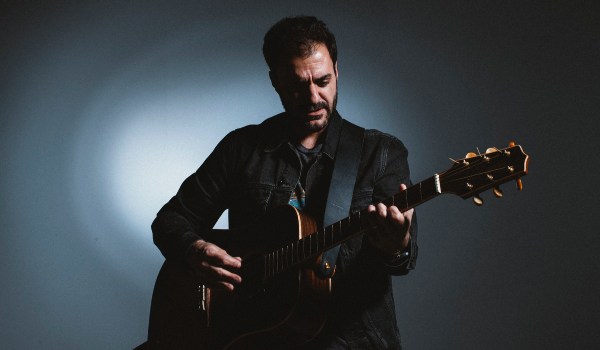 Fer Cabildo irrumpe con ‘Me tienes’, un himno sin red