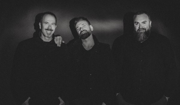 Sr. Bizarro lanza ‘Corazones Lejanos’, un himno al amor
