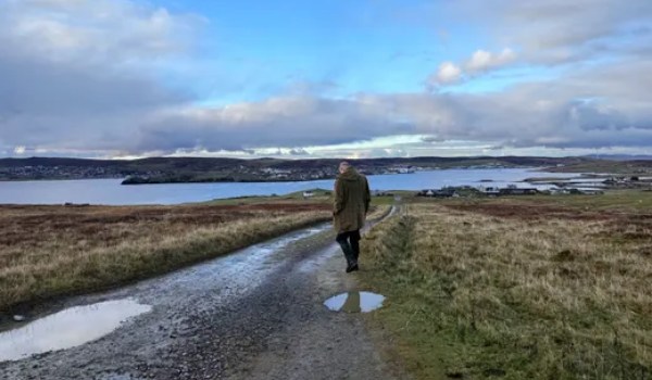 «Colours Yet To Be Named» de Lightning In A Twilight Hour, cuando poesía es el paísaje sonoro