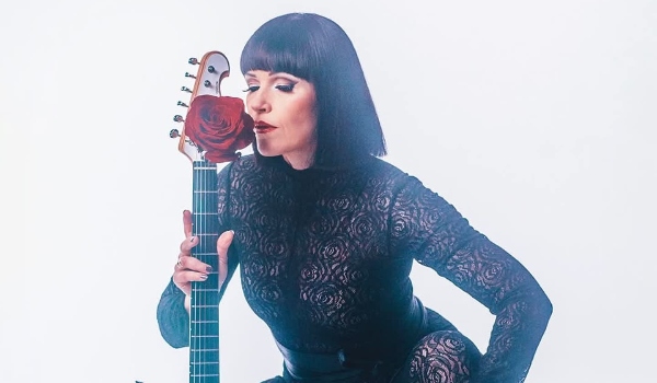 La electricidad del norte invade España: Erja Lyytinen, la reina del ‘slide’, anuncia su gira