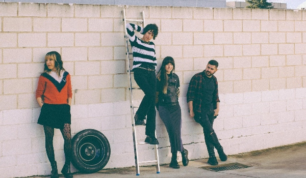 Estrogenuinas prenden fuego al postureo indie con «Un negocio redondo»