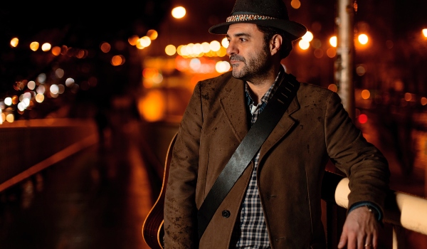 Fer Cabildo publica «Trenes de regreso», un debut que viaja por las emociones humanas