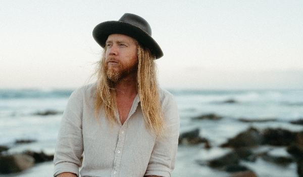 Stu Larsen traerá su ‘Solitude’ a Barcelona en una noche exclusiva