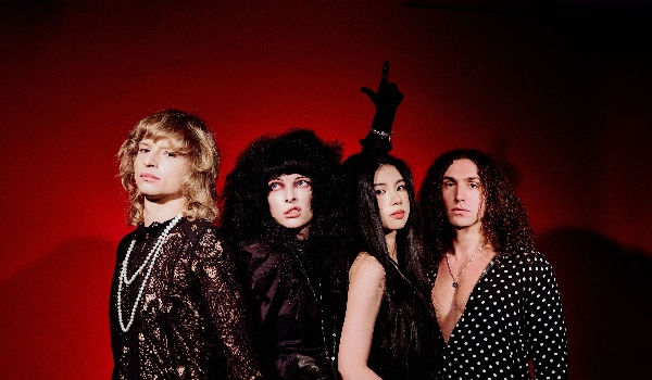 Starbenders expande su rastro de ‘glam’ y purpurina