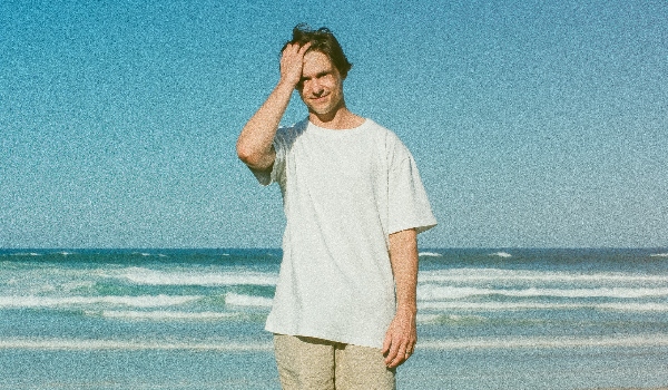 El sol de Byron Bay llegará en otoño de la mano de Tay Oskee