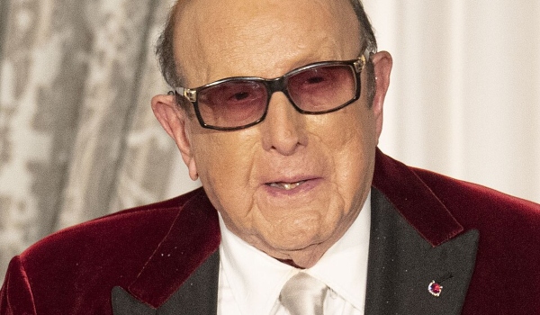 Clive Davis, el hombre que inventó al artista moderno, muere a los 94 años