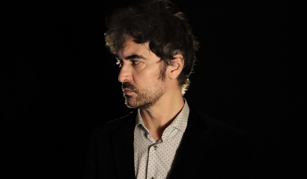 Sean Frutos evoca el origen y la permanencia en ‘En la fuente’, el nuevo adelanto de su debut en solitario