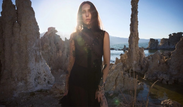 Volvemos a la penumbra poética de Chelsea Wolfe