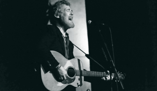 Glen Hansard nunca quiso ser una estrella (y por eso terminó siendo imprescindible)