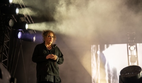 Robert Smith sigue siendo la última gran anomalía del rock: por qué su guerra contra la FIFA importa mucho más de lo que parece