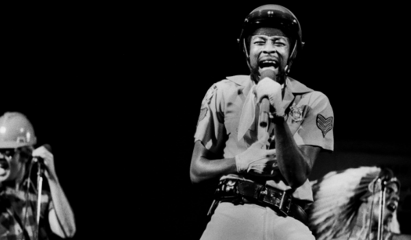 El hombre que puso voz al himno global de la música disco fallece a los 74 años