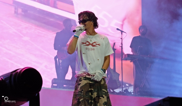 Abraham Mateo tiene un problema: entre tantas chispas, todavía cuesta encontrar la música