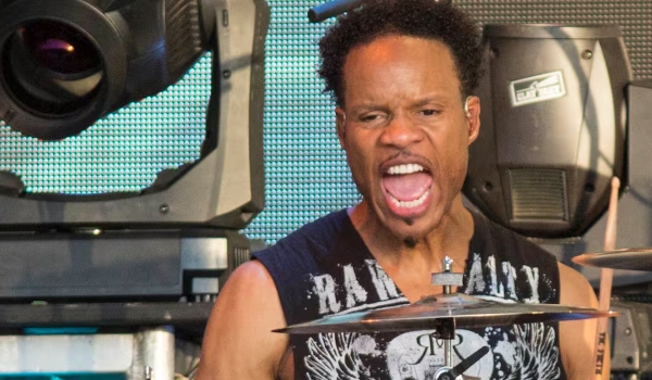 Jonh Paris, latido de Earth, Wind and Fire, en coma