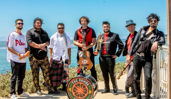 Sátira transatlántica y folclor desbocado, The Rumba Madre presentan ‘Love at the Gun Show’