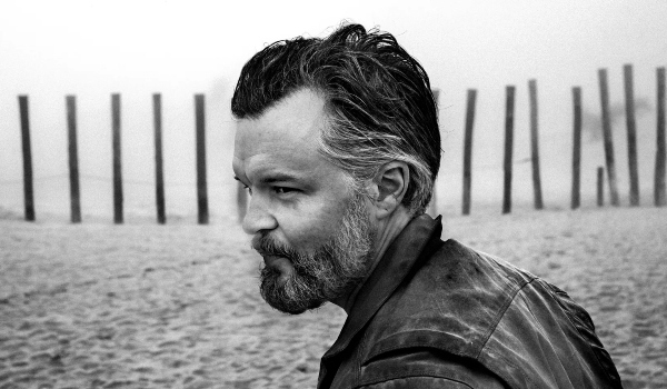 El regreso íntimo de The Tallest Man on Earth: Kristian Matsson anuncia nuevo disco y abraza las raíces de Dalarna