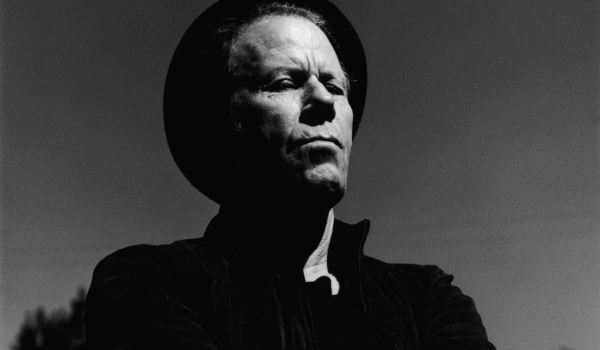 Tom Waits rompe su silencio convertido en mosca