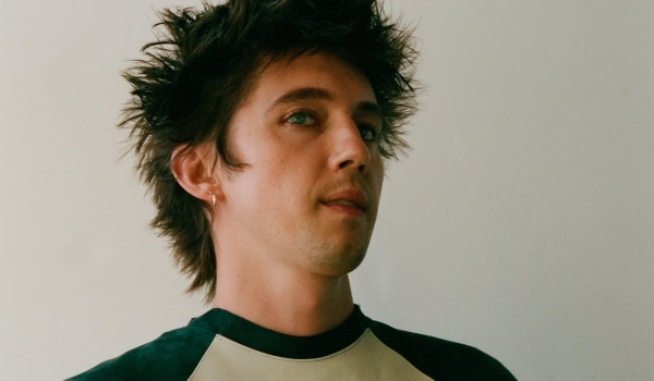 Troye Sivan anuncia su cuarto álbum, «She’s the Best», y rinde tributo a la feminidad
