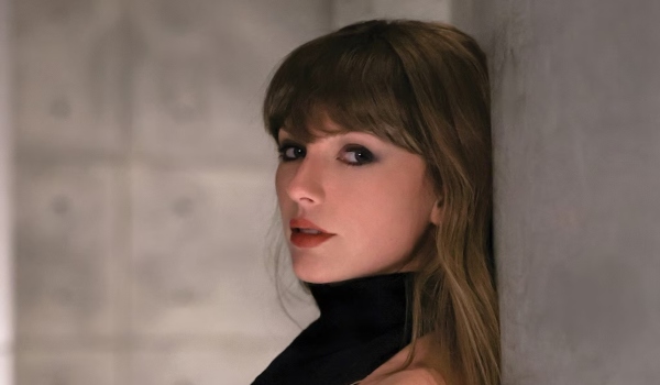 Taylor Swift está feliz ¿y si ya no sabemos dónde meternos en sus canciones?