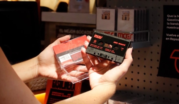 ¿Coleccionismo, marketing o nostalgia? Arde Bogotá agota 500 casetes en horas