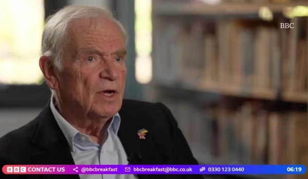 Jeffrey Archer ha fallecido y su vida parecía una novela: política, escándalos, millones de ventas…